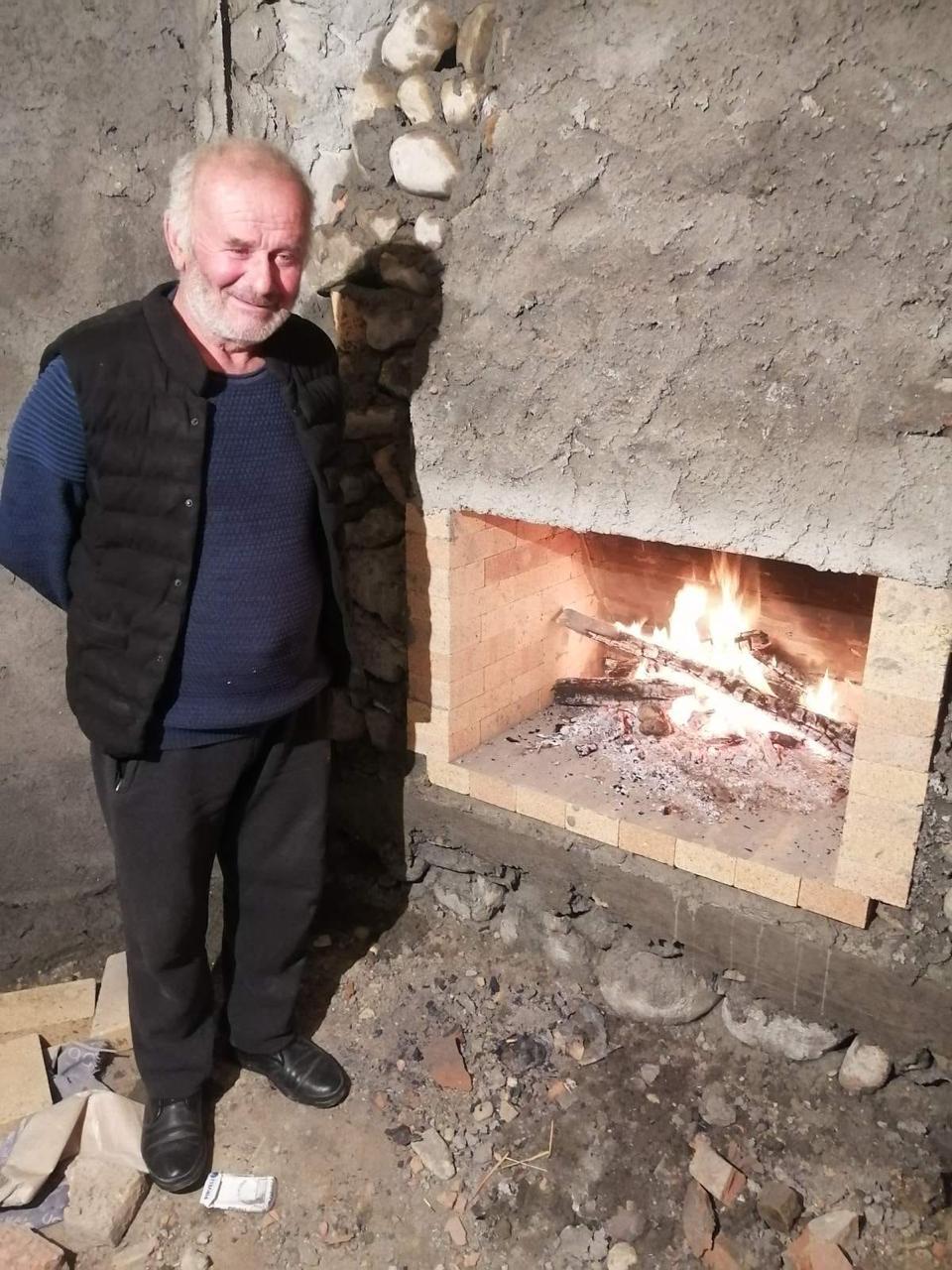 შიდა სივრცეში აგურით მოწყობილი მოქმედი ბუხარი სამუშაო პროცესში